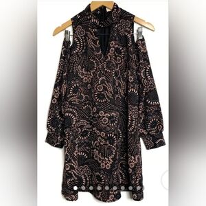 EVERLY COLD SHOULDER MOCK NECK FLORAL DRESS. SIZE LARGE.